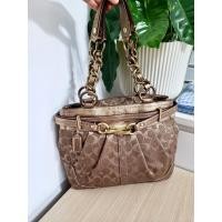 ราคา กระเป๋ามือสอง used Coach คล้องไหล่ สีทอง ใหม่มาก ตัวผ้ายังแข็ง ไม่มีรัน ผ้าเคลือบสีทอง อะไหล่เงามาก มีน้ำหนัก (24726157031)