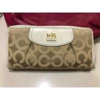 ราคา ของแท้ 100% กระเป๋าสตางค์ซิปรอบ8” coach มือสอง (7834941650)