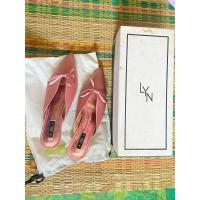 ราคา LYN รองเท้าส้นสูง LYN มือสองของแท้ ขนาด 35-36 ใส่ได้ (22055752701)
