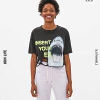 ราคา เสื้อจากแบรนด์ bershka ลาย baby shark ของแท้100% (4238010769)