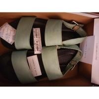 ราคา รองเท้ารัดข้อ charles & keith ของแท้100% มือสอง second hand Sandals shoes green color (17699709002)