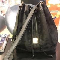 ราคา “MCM” ทรงขนมจีบของแท้ ผ้าแคนวาสสีดำ สภาพใช้งาน (1596915043)