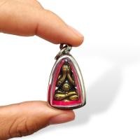 ราคา จี้พระ พระปิดตายันต์ยุ่ง หลวงปู่ทิมเนื้อ นวโลหะ ปี 2518 วัดละหารไร่ เลี่ยมกรอบสแตนเลสแท้ (25113121646)