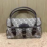ราคา กระเป๋าสะพายแฟชั่น แบรนด์ DKNY สินค้ามือสอง (7431866849)