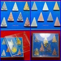 ราคา พระสมเด็จนางพญา สก. ชุดเนื้อผง 7 สี เฉลิมพระชนมพรรษา 6 รอบ ปี 2547 (24531125134)