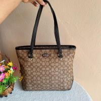 ราคา Coach แท้ มือสอง วินเทจ ฐาน 11 นิ้วสูง 10.5 นิ้ว สภาพดี สวย มีผ้ารั้งบ้างบางจุด นอกนั้นสวย(ผ้ารัน 2 รูปสุดท้าย) (24929248003)