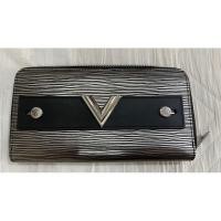 ราคา ส่งต่อกระเป๋าสตางค์ใบยาวหลุยส์หนังแท้ สภาพใหม่ช่องเยอะ ใส่บัตรได้ 12 ใบ (23946919261)