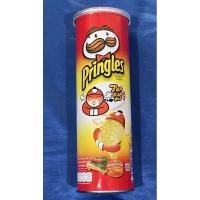 ราคา จัดโปร‼️Pringles พริงเกิลส์xเถ้าแก่น้อย มันฝรั่งทอดกรอบ รสสาหร่ายเผ็ด ขนาด 107 กรัม (4957387969)