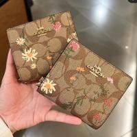 ราคา ของแท้!! พร้อมส่งในไทย!! Coach Snap Wallet กระเป๋าสตางค์ 2 พับรุ่นใหม่ มีช่องใส่เหรียญ (5634551552)