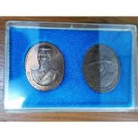 ราคา เหรียญสมเด็จพระนเรศวรมหาราชและพระศรีสุริโยทัย ปี 2538 วัดพระศรีรัตนศาสดาราม พร้อมกล่องเดิม (29511333536)