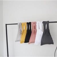 ราคา ส่งต่อ กระเป๋าพลีท Pleated shopping bag สีชมพูกะปิ (สภาพ99%) (1605835279)