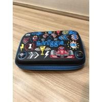 ราคา SMIGGLE กล่องดินสอฮาร์ดท็อปลายนูน สีดำน้ำเงิน ธีมรถแข่งค่ะ มือสอง จากออสเตรเลียค่ะ (8040052525)