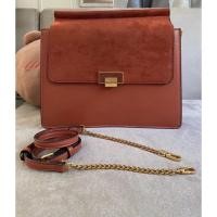 ราคา ❌[มีตำหนิจากการใช้งานตามภาพนะคะ] ส่งต่อ กระเป๋าสะพายข้าง แบรนด์ Charles & Keith ของแท้ หนัง สีน้ำตาลส้ม ขนาดกลาง มือสอง (25022751476)