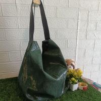 ราคา กระเป๋าทรงToteมือสองหนังแท้สีเขียวนิ่มมาก น้ำหนักเบา (28851039453)
