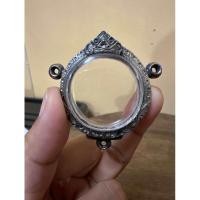 ราคา กรอบพระตลับเงินงานแต่งเก่าแบบสามห่วงเป็นงานตลับกลมขนาด3.2cm (27011005695)