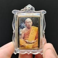 ราคา หลวงปู่ทิม วัดละหารไร่ รูปถ่ายเลี่ยมกรอบกันน้ำ ด้านหลังบรรจุพระขุนแผนพรายกุมาร ติดจีวรหลวงปู่ พร้อมบรรจุผงพรายกุมารมวลสา (16459419010)