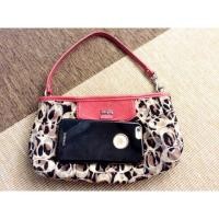 ราคา กระเป๋า Coach Wristlet คล้องมือ สินค้ามือ 2 สีชมพู ผ้าพิมพ์ลาย Signature coach แท้ค่ะ (548824583)