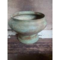 ราคา กระโถนโบราณเก่าอายุร้อยปี ขนาด4x4x5นิ้ว ของเก่าของสะสมของโบราณของแต่งบ้านหรือร้าน ตำหนิตามภาพเลยจ้า (17594790100)