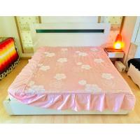 ราคา ผ้าคลุมเตียง (กระโปรงเตียง) หรือผ้าปูที่นอน (แบบหนา) ขนาด 5-5.5ฟุต ผ้าทอลายสีชมพูทอลายดอกดิ้นทองทั้งผืน มือสองขายตามสภาพ (20386234685)