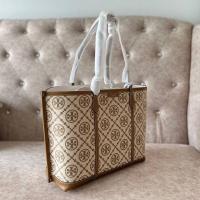 ราคา กระเป๋าสะพายไหล่ใบใหญ่ ทรงโทส Tory Burch Perry T Monogram Triple Compartment Tote (25476466965)