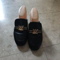 ราคา รองเท้าแตะหนัง ยี่ห้อ LOUIS VUITTON แท้ (มือสอง) (25634513827)
