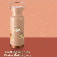 ราคา พร้อมส่งที่ไทย Starbucks คอลเลคชัน Fuzzy Bunny and Friend Knitting Bunnies Water Bottle 16 oz. ของแท้! (18943545905)