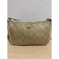 ราคา กระเป๋า Coach ทรงพอช มือสอง ของแท้ ขนาด 9 นิ้ว มีตำหนิ (24652699049)