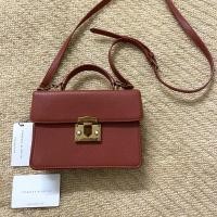 ราคา CHARLES & KEITH Classic Push-Lock Top Handle Bag❗️ใหม่มากกก❗️ (14094543068)
