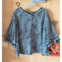 ราคา เสื้อผ้ามือสองสภาพดี ส่งต่อ เสื้อคอญี่ปุ่น แขนค้างคาว ยาว 5 ส่วน สีเทา ลายดอกไม้สีดำ สไตล์ญี่ปุ่น อก 46-47 (25569792780)