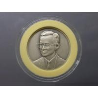 ราคา เหรียญเงินรมดำพ่นทรายพิเศษ ที่ระลึกครบรอบ 75 ปี กรมสรรพากร ขนาด 3 เซ็น พร้อมกล่องหนัง ปี 2543 (11667487985)