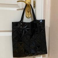 ราคา BaoBao Issey Miyake แท้ กระเป๋า 6x6 สีดำ มือสอง (5231551838)