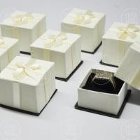 ราคา กล่องใส่แหวน กล่องต่างหู กล่องกระดาษใส่เครื่องประดับ ใส่ แหวน เพชร ทอง กล่องแหวน ราคาส่ง กล่องแหวนราคาถูก ขนาด4x4x3cm ภายในบุกำมะหยี (11191112430)