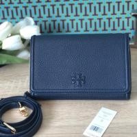 ราคา Tory Burch Thea Flat Wallet Crossbody Tory Navy (11924272625)