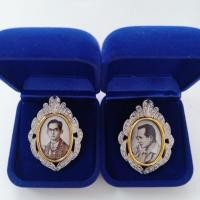 ราคา ล็อกเก็ต จี้ และเข็มกลัดที่ระลึกพระบรมฉายาลักษณ์ในหลวง ร.9 ล้อมเพชร cz ชุบ 2 กษัตริย์ ราคาพิเศษ (มี 2 แบบให้เลือก) (26317185834)