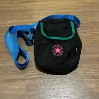 ราคา กระเป๋ามือ 2 Converse สีสันจี๊ดจ๊าดมาก ใบเล็กแต่จุ 2️⃣ ของแท้ (28814623374)