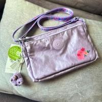 ราคา เท‼️กระเป๋า Kipling รุ่น Mikaela < Kl9098> สี Loving Flowers ม่วงเมทาลิค แท้ % (12099576516)
