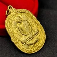 ราคา MHH[898]เหรียญที่ระลึก ทำบุญครบ 6 รอบ หลวงพ่อสุด วัดกาหลง เนื้อกะไหล่ทอง ด้านหลังเป็นยันต์ตะกร้อมหาพิรอด เหรียญนี้อานุภา (19790157712)