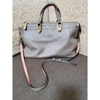 ราคา กระเป๋าหนังสีเบจเเบบถือเเละสะพาย Coccinelle (16087854084)