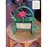 ราคา พร้อมส่ง!! เครื่องบดปลาหมึกมือหมุน ขนาดเล็ก แกนบดกว้าง 5 นิ้ว (2036881212)