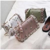 ราคา กระเป๋าสะพายข้าง ปักลายดอกไม้ (2837391634)