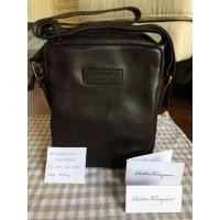 ราคา กระเป๋าหนัง Ferragamo Crossbody สีน้ำตาล Choco สภาพ75% (7476438240)
