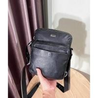 ราคา HUGO BOSS crossbody bag all leather black color สภาพสวย ให้9/10 (23349603893)