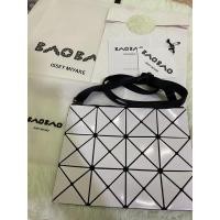 ราคา Baobao 3x4 กระเป๋ามือสอง สภาพดี สีขาว Issey miyake Baobao 4x3 gloss (20879468447)