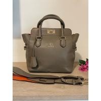 ราคา vera Wang แท้แบรนด์ดัง หนังแท้ทั้งใบ ทรงทำงานหนังสวยสีสวย สายยาวเดิมๆ มาพร้อมกุญแจและลูกครบ ภายในสะอาด สภาพดีมากๆ (29507278360)