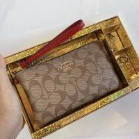ราคา เซ็ตคล้องมือ Coach ไซส์ L1zip มาพร้อมพวงกุญแจสีทอง 2อัน อยู่ในกล่องสีทองสวยหรู (9104706842)