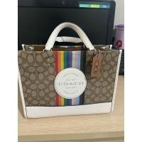 ราคา Dempsey Carryall In Signature Jacquard With Rainbow Stripe And Coach Patch (25313935557)