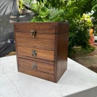 ราคา กล่องไม้สัก กว้าง 20x15x24cm ตู้ลิ้นชัก มือดึงห่วง 2ลิ้นชัก 1ช่องเปิดบน พร้อมสลักล๊อก กล่องใส่พระ ตู้เก็บเอกสาร (26910560605)