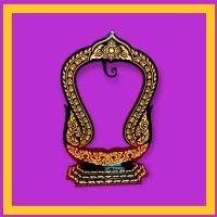 ราคา ซุ้มแขวนพระอคิลิค ทรงชฎา ลายกนกลงสีทอง ฐาน3ชั้น (13545572854)