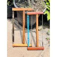 ราคา เลื่อยคันธนูทรงโบราณ โครงทำจากไม้ประดู่ เเข็งเเรงทนทานจับถนัดมือ ขนาด12นิ้ว ใส่ได้ทั้งใบเลื่อยตัดไม้และใบเลื่อยตัดเหล็ก (29610332379)