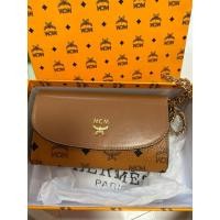 ราคา กระเป๋าตังค์สะพายข้างmcmงานพร้อมกล่องอุปกรณ์ครบเซต (22189404886)